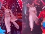 Shilpa Shetty performs garba on Super Dancer 4. Shilpa Shetty performs garba on Super Dancer 4.
