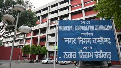 On Chandigarh MC’s failure to call a fresh tender for the work, BJP councillor Shakti Prakash Devshali has sought a probe from MC commissioner into the “deliberate delay in the process of re-tendering for GIS-based mechanical and manual sweeping of selected roads.” (HT FILE PHOTO)