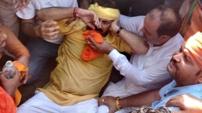 BJP MP Manoj Tiwari was injured after he fell from a barricade he had climbed onto as Delhi Police used the water cannons.&nbsp; (HT photo)