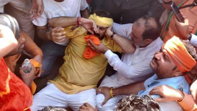 BJP MP Manoj Tiwari was injured after he fell from a barricade he had climbed onto as Delhi Police used the water cannons. (HT photo)