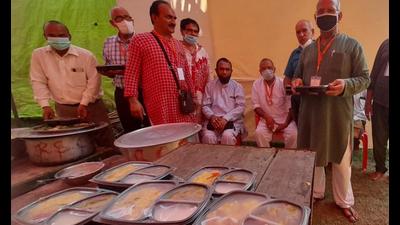 Bhog at most Durga Puja pandals in Lucknow is being served in packed mode. (Sourced) Bhog at most Durga Puja pandals in Lucknow is being served in packed mode. (Sourced)