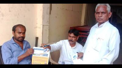 AAP workers handing over the Kejriwal Guarantee Card to a local. (HT Photo) AAP workers handing over the Kejriwal Guarantee Card to a local. (HT Photo)