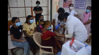 Blood samples being taken from people in Thane on Tuesday as Thane Municipal Corporation begins serosurvey to determine how many have developed antibodies to Covid. (PRAFUL GANGURDE/HT PHOTO)