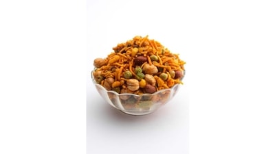 Shivalal Khara: The famous savoury snack from Savanur in Karnataka look just like farsan from Gujarat, with good reason. But they have a flavour that is entirely their own. Most of the generic mixed versions stem from the early 1900s. When the Nawab of Savanur moved to Rajkot to study, he was impressed by Dayaji Kotak a young sweet-maker. Kotak accompanied the Nawab back when he returned, setting up a food business that has since become the Kotak family legacy. The khaara, a salty-spicy farsan mix, adapted to local tastes, is the signature dish with an entire town producing its own versions. (Shivalal Sweets)