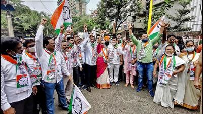 Shivsena and NCP supporters during 'Maharashtra Bandh' called by the Maha Vikas Aghadi against violence in Lakhimpur Kheri, in Thane on Monday. (Anil Shinde) Shivsena and NCP supporters during 'Maharashtra Bandh' called by the Maha Vikas Aghadi against violence in Lakhimpur Kheri, in Thane on Monday. (Anil Shinde)
