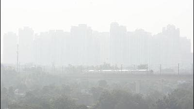 Scientists warned that though the impact of stubble fires is low in Delhi’s air for now, pollution will start rising in the coming weeks as temperatures drop and stubble burning activities pick up. (Sanchit Khanna/HT PHOTO)