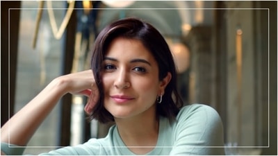 Anushka Sharma in ₹1.9k green sweater and denims looks winter-ready for shoot with Virat Kohli Anushka Sharma in ₹1.9k green sweater and denims looks winter-ready for shoot with Virat Kohli
