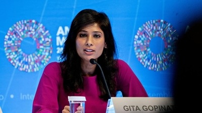 Gita Gopinath, chief economist at the International Monetary Fund (IMF) speaks at a World Economic Outlook news conference in Washington on Tuesday. (Bloomberg) Gita Gopinath, chief economist at the International Monetary Fund (IMF) speaks at a World Economic Outlook news conference in Washington on Tuesday. (Bloomberg)
