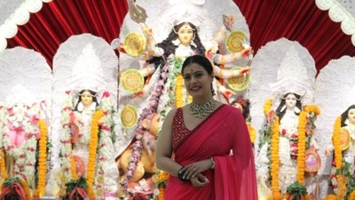 Kajol kept it traditional in a red sari, paired with a huge necklace and bangles for the celebration. (Varinder Chawla) 