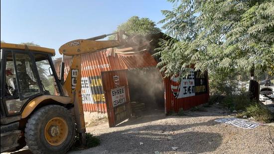 An enforcement team of the Haryana Shahari Vikas Pradhikaran (HSVP) on Tuesday cleared encroachments from Sector 81/82A Road, on the stretch connecting Rampura Chowk on National Highway-48 with Pataudi Road.