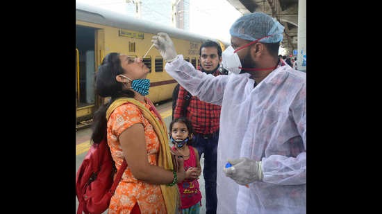 The Maharashtra government issued guidelines to allow the reopening of cinema halls, drama theatres and auditoriums, while not mandating entry only to fully vaccinated people (Anshuman Poyrekar/HT Photo)