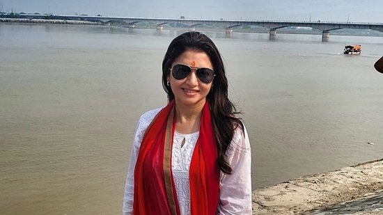 Bhagyashree's Tadaasan near river Ganges in Rishikesh is perfect fitness inspo(Instagram/bhagyashree.online)