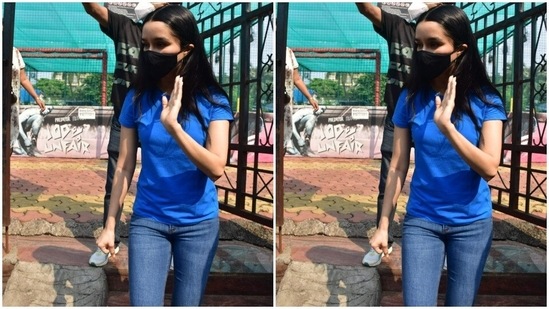 She left her tresses open with a middle part, as she was spotted in her film’s shoot location in Juhu.(HT Photos/Varinder Chawla)