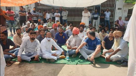 Residents of Dhandari Khurd village holding a protest in Ludhiana on Tuesday. (HT Photo)