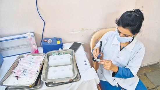 A health worker prepares a vaccine bottle for Covid vaccination in Pune. As of Tuesday, Pune district has reported 497 new Covid cases and six deaths due to the infection. (HT) A health worker prepares a vaccine bottle for Covid vaccination in Pune. As of Tuesday, Pune district has reported 497 new Covid cases and six deaths due to the infection. (HT)