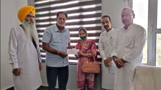 Handing over the appointment letter to Harpreet Kaur at the Ludhiana civic body’s Zone D office, mayor Balkar Sandhu said the firefighter, Manpreet Singh, who had died in the 2017 plastic fire tragedy had been hired on a contractual basis and the local bodies’ department had to go through a complicated process to provide his sister with a regular job. (Representative Image/HT File)