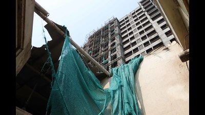 A scaffolding of an under-construction building collapses on an adjacent chawl due to heavy wind in Kalyan on Tuesday night. (RISHIKESH CHOUDHARY/HT PHOTO)