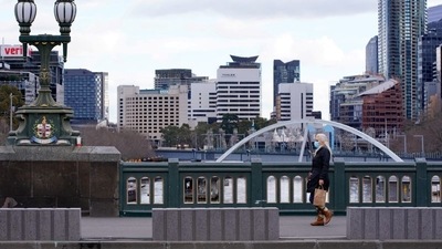 A lone woman, wearing a protective face mask, walks across a city centre bridge as the state of Victoria looks to curb the spread of a coronavirus disease (COVID-19) outbreak in Melbourne, Australia (REUTERS) A lone woman, wearing a protective face mask, walks across a city centre bridge as the state of Victoria looks to curb the spread of a coronavirus disease (COVID-19) outbreak in Melbourne, Australia (REUTERS)