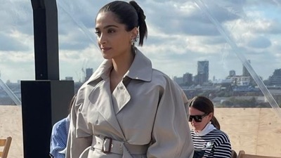 Sonam Kapoor attends Alexander Mcqueen's SS22 in ₹2 lakh oversize trench coat (Instagram/voguearabia) Sonam Kapoor attends Alexander Mcqueen's SS22 in ₹2 lakh oversize trench coat (Instagram/voguearabia)