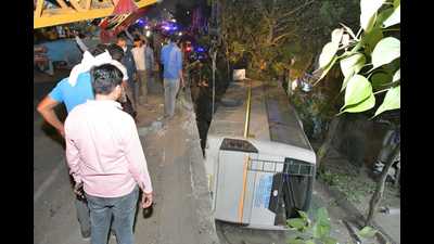 According to witnesses, the bus fell from a height of about 15-20 feet. (Sakib Ali/HT)
