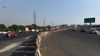 To reduce congestion at the Sirhaul toll, especially on the Gurugram-Delhi carriageway of the Delhi-Gurgaon Expressway, traffic police asked the National Highways Authority of India (NHAI) to realign the median near Ambience Mall the underpass and update signage. (Vipin Kumar/HT PHOTO) To reduce congestion at the Sirhaul toll, especially on the Gurugram-Delhi carriageway of the Delhi-Gurgaon Expressway, traffic police asked the National Highways Authority of India (NHAI) to realign the median near Ambience Mall the underpass and update signage. (Vipin Kumar/HT PHOTO)
