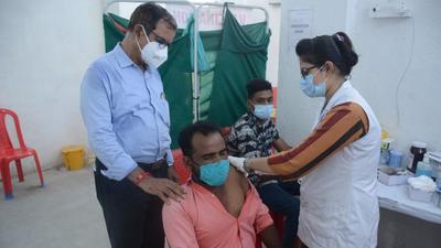 In Mumbai, over half the Covid-19 deaths have been reported in senior citizens. According to data provided by the civic body 51% of all deaths recorded from the start of the pandemic till October 10, 2021, have been in the age group of 61 to 80 years (HT Photo) In Mumbai, over half the Covid-19 deaths have been reported in senior citizens. According to data provided by the civic body 51% of all deaths recorded from the start of the pandemic till October 10, 2021, have been in the age group of 61 to 80 years (HT Photo)