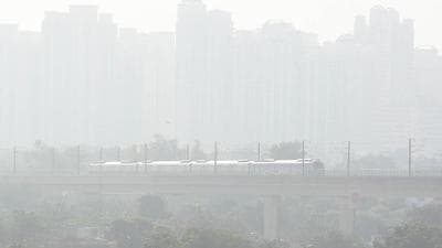 A Metro passes amid thick smog at Shakurbasti in New Delhi. Pollution and toxic air is a routine winter fixture in the Capital. (Sanchit Khanna/HT PHOTO)