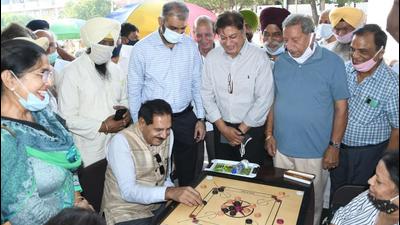 UT adviser Dharam Pal playing carrom at the Plaza Baithak after inaugurating it at Sector 17, Chandigarh, on Wednesday. (HT PHOTO) UT adviser Dharam Pal playing carrom at the Plaza Baithak after inaugurating it at Sector 17, Chandigarh, on Wednesday. (HT PHOTO)