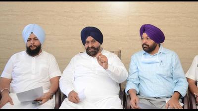 Citing the rising cases of dengue in Ludhiana, MC officials have been directed to avoid water accumulation, especially near religious places and Dussehra fair sites, to stop mosquito breeding. Emphasis was also laid on cleanliness. (Gurpreet Singh/HT) Citing the rising cases of dengue in Ludhiana, MC officials have been directed to avoid water accumulation, especially near religious places and Dussehra fair sites, to stop mosquito breeding. Emphasis was also laid on cleanliness. (Gurpreet Singh/HT)
