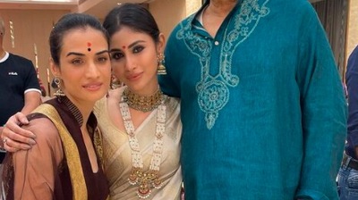 Mouni Roy accessorised her look with a choker, a traditional long multi-layers royal necklace and jhumkas. (Instagram/@imouniroy)