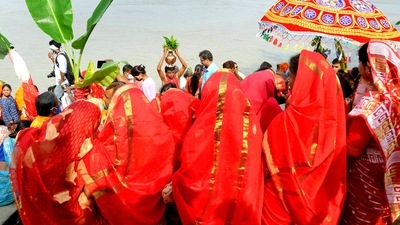 Devotees perform rituals near Ganga river on the occasion of Maha Saptami, in Kolkata on October 12. (ANI) Devotees perform rituals near Ganga river on the occasion of Maha Saptami, in Kolkata on October 12. (ANI)