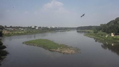 A view of Mula Mutha river from Sangam bridge near RTO in Pune, on Wednesday. PMC’s riverfront development project will see bring the concept of “red” and “blue” lines (flood lines) to an end. (Pratham Gokhale/HT)