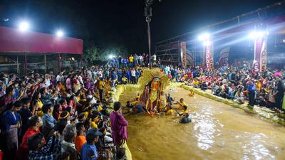 Devotees immerse an idol of goddess Durga into an artificial pond at CR Park, in New Delhi. (Representational image/HT Archive)