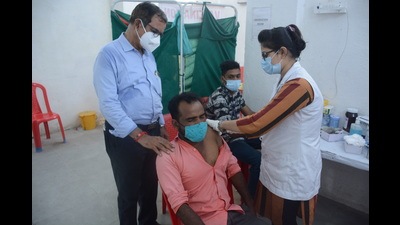 Maharashtra achieved a milestone of administering 90 million Covid-19 vaccine doses to its citizens as well as recording a lower Covid-19 positivity rate this week. (HT) Maharashtra achieved a milestone of administering 90 million Covid-19 vaccine doses to its citizens as well as recording a lower Covid-19 positivity rate this week. (HT)