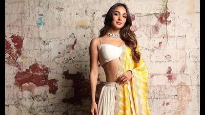 Kiara Advani pairs a monochromatic lehenga with dupatta in a different hue, giving style cues for festive dressing (Photo: Instagram) Kiara Advani pairs a monochromatic lehenga with dupatta in a different hue, giving style cues for festive dressing (Photo: Instagram)