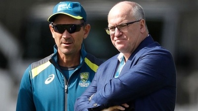 Earl Eddings and Australia coach Justin Langer.&nbsp; (Getty)