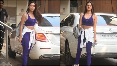 As for Kiara, she sported a trendy and street-ready ensemble for her outing in the bay. The star wore a purple strappy sports bra and flaunted her toned midriff in it. She completed her ensemble with matching tights and a white crop jacket tied on her waist. (HT Photo/Varinder Chawla)