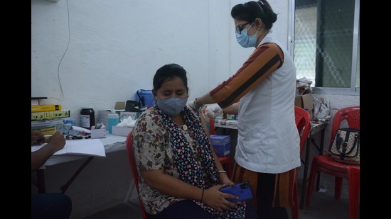 A beneficiary gets vaccination against Covid in Thane on Wednesday. (PRAFUL GANGURDE/HT PHOTO)