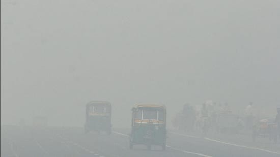 According to experts, the primary sources of metals in Delhi’s air is vehicular exhaust, open fires and fumes from industrial operations in neighbouring states. (HT Archive)