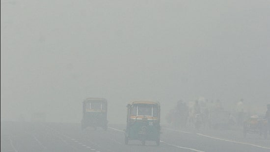 According to experts, the primary sources of metals in Delhi’s air is vehicular exhaust, open fires and fumes from industrial operations in neighbouring states. (HT Archive)