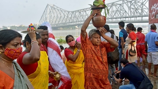 Maha Saptami is an important day since this day marks the beginning of the Maha Puja during Durga Puja. On this day, devotees go to river Ganga and submerge a banana tree (Kola Bou) in the holy water and then drape it in a new sari. Here's how devotees all over India celebrated the auspicious occasion of Maha Saptami.(ANI)