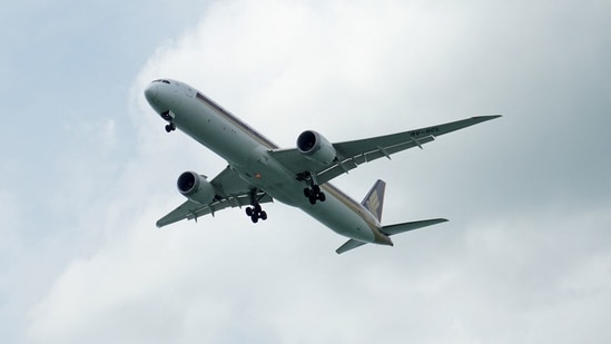 In this photo taken on October 9, 2021, a Singapore Airlines (SIA) passenger plane prepares for landing at Changi Airport in Singapore. Asia's airlines treat passengers to more flights and offers as tough Covid-19 travel curbs ease(Photo by Roslan RAHMAN / AFP)