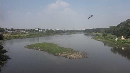 A view of Mula Mutha river from Sangam bridge near RTO in Pune, on Wednesday. PMC’s riverfront development project will see bring the concept of “red” and “blue” lines (flood lines) to an end. (Pratham Gokhale/HT)