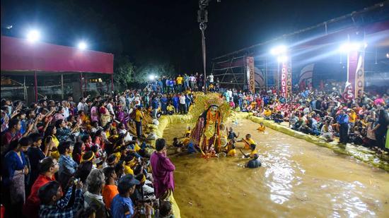Devotees immerse an idol of goddess Durga into an artificial pond at CR Park, in New Delhi. (Representational image/HT Archive)
