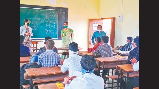 Amid the sustained decline in coronavirus disease (Covid-19) cases in the state, the Maharashtra government on Wednesday announced that colleges in the state will reopen from October 20. (HT)