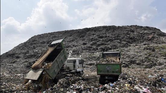 New Delhi, India - Sept. 5, 2017: Trucks dumping garbage at Ghazipur Landfill site in New Delhi, India, on Tuesday, September 5, 2017. (Photo by Ravi Choudhary/ Hindustan Times) (Ravi Choudhary/HT PHOTO)