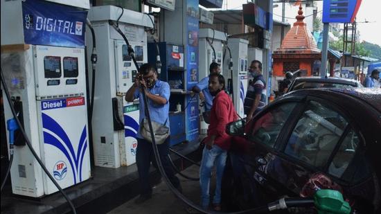 Earlier on October 5, the prices of CNG and domestic PNG were hiked and were priced at Rs54.57/kg, while PNG was available at Rs32.67/SCM in slab 1 and Rs36.00 /SCM in slab 2. (HT PHOTO)