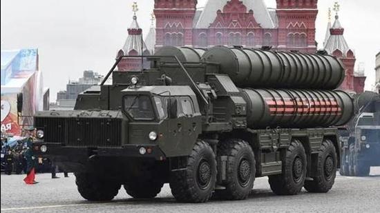 The external affairs ministry said last week that the Indian side had explained its perspective to the US during recent discussions on the S-400 defence deal. (HT FILE PHOTO.)