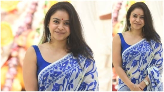 Sumona Chakravarti was also spotted at Sarbojanin Durga Puja Samiti, North Bombay on Maha Saptami which was celebrated on October 12. The comedian and actor looked gorgeous in a white and blue saree.(Instagram/@bollywood.atoz/@ultimatebollywood)