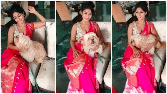 Tanishaa Mukerji posed with her pet dog on her couch.(Instagram/@tanishaamukerji)